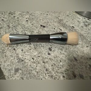 Huda Beauty Dual-Ended Makeup Brush